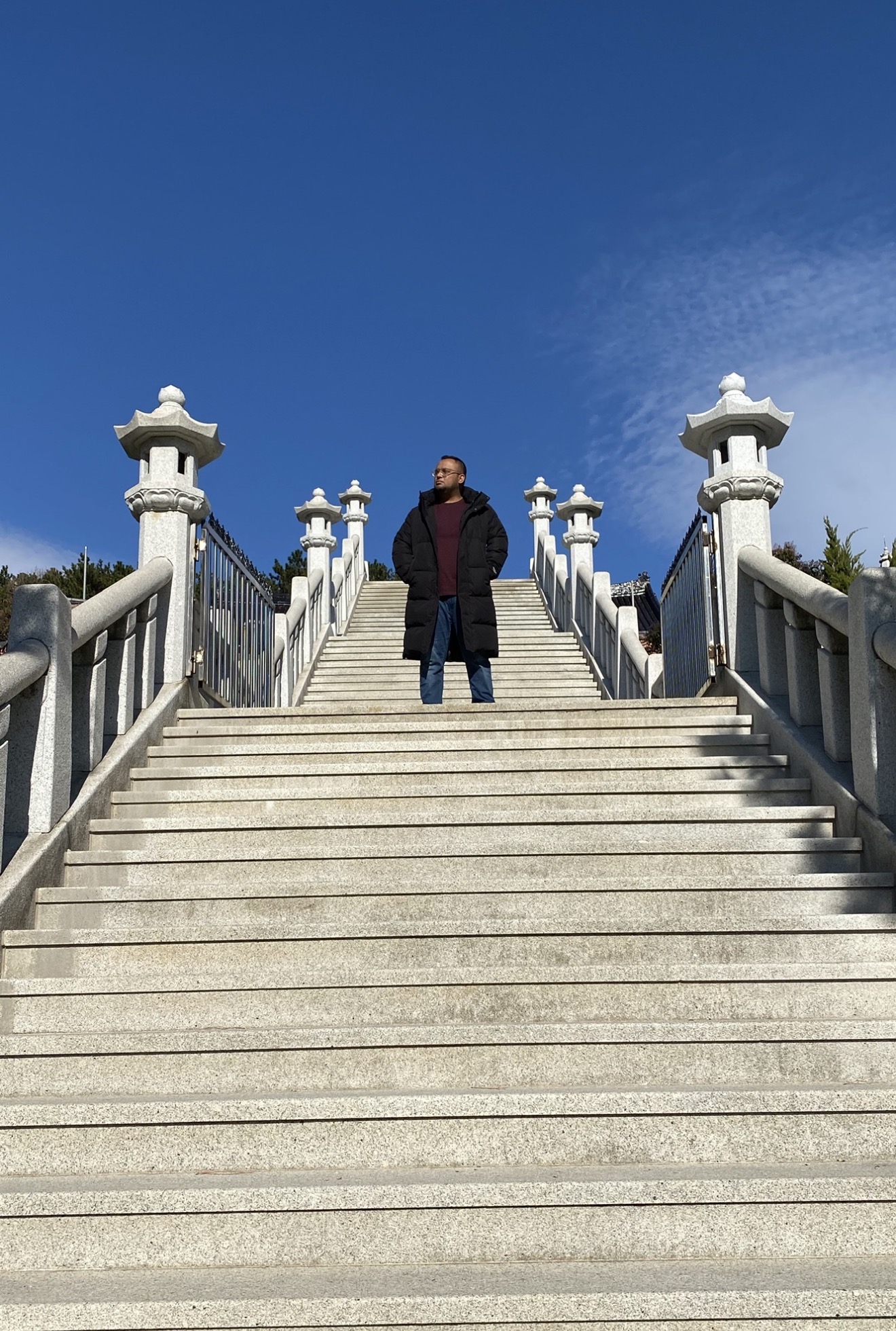 Figura distante al pie de una escalera de piedra, archivo